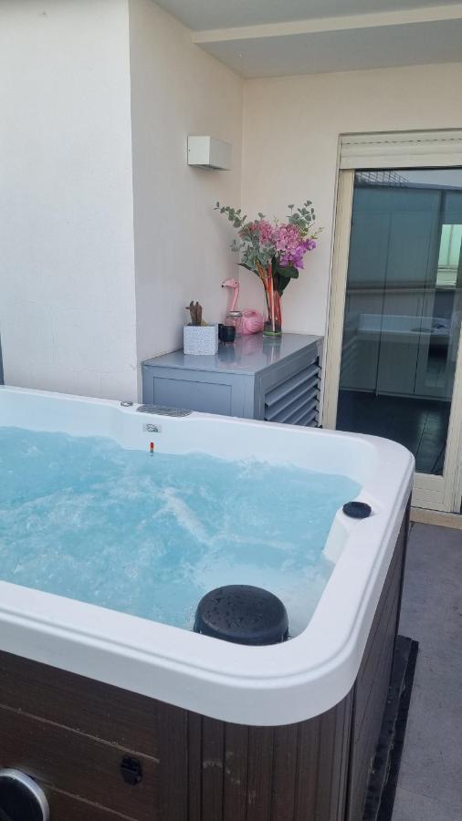 Penthouse 40 In Trastevere With Seasonally Jacuzzi Apartamento